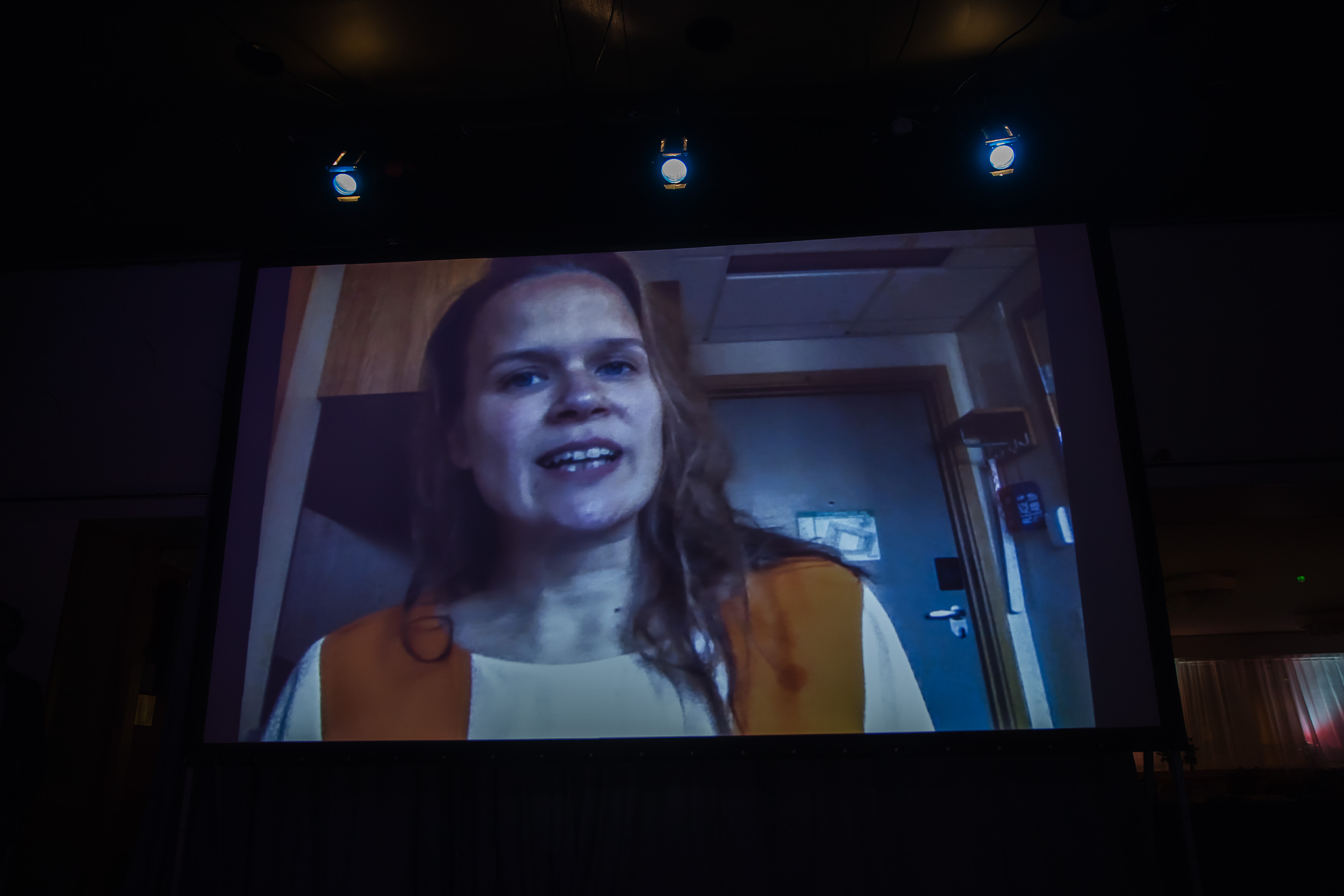 Selma Vilhunen puhui palkintojuhlan yleisölle videon välityksellä. (C) Alejandro Lorenzo & Mikko Lyytikäinen